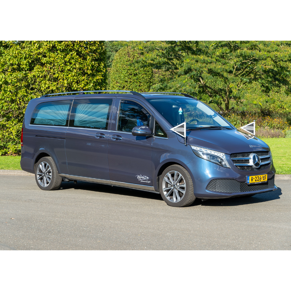 Blauwe Mercedes V Classe overbrengbus